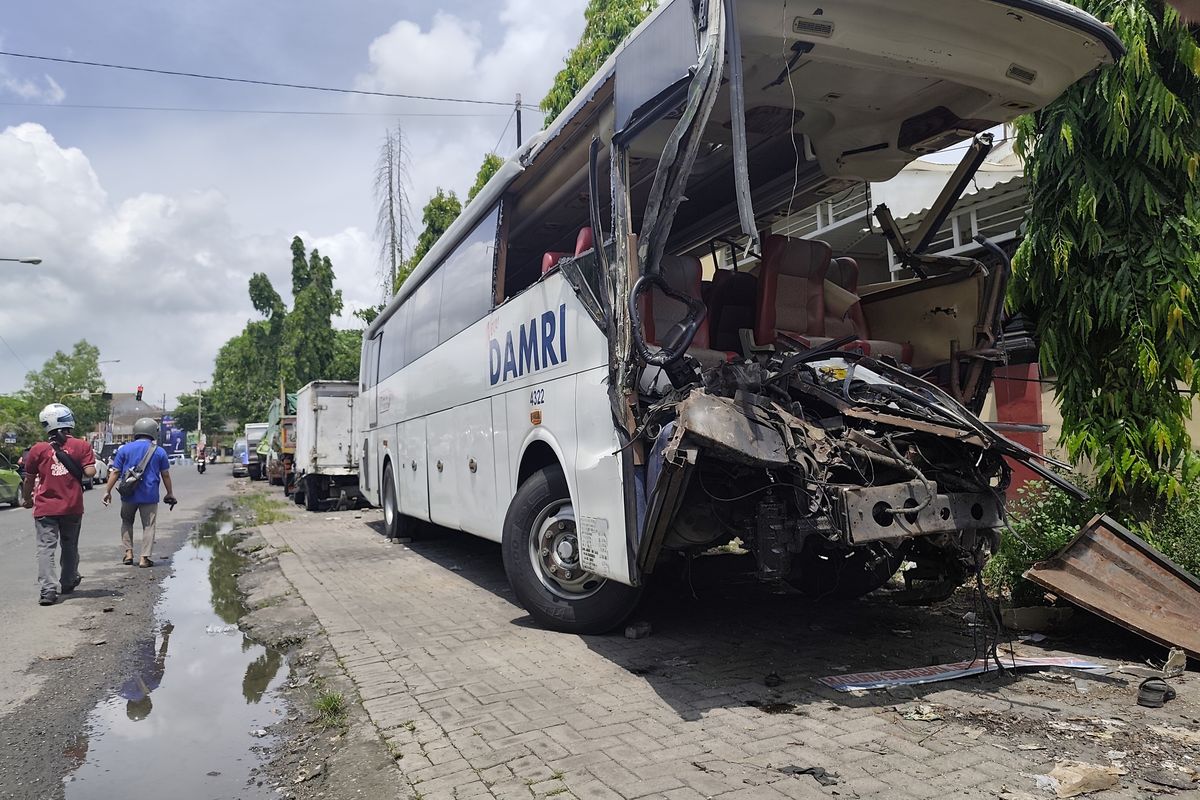 tewas, Jawa Timur, Bus DAMRI, Suramadu, Bus Damri Tabrak Truk di Suramadu Dini Hari: 2 Tewas dan 2 Luka Berat
