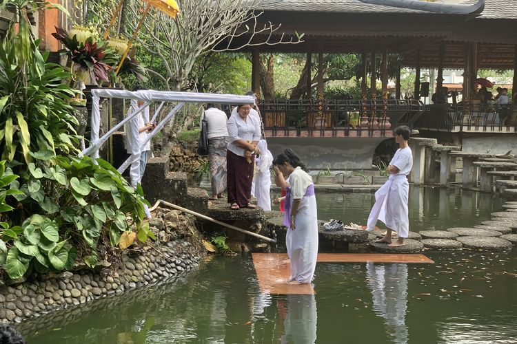 Melukat di TMII, BERITA FOTO: Ritual Melukat Bali di Taman Mini Indonesia Indah Jakarta