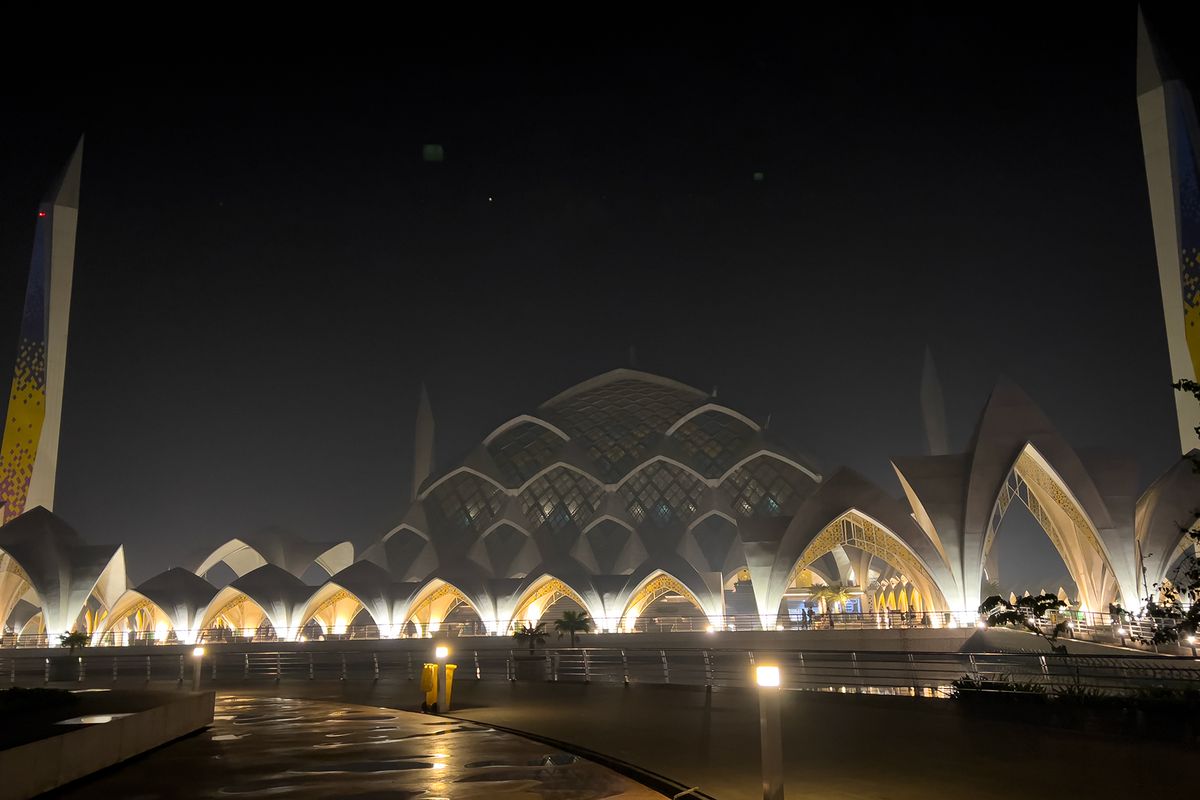 Alur Masuk ke Masjid Al Jabbar, Ikuti agar Sandal Tidak Hilang, 1. Siapkan wadah untuk alas kaki, 2. Langsung wudu saat di halaman masjid, 3. Berjalan ke arah penitipan alas kaki, 4. Masuk ke ruang shalat