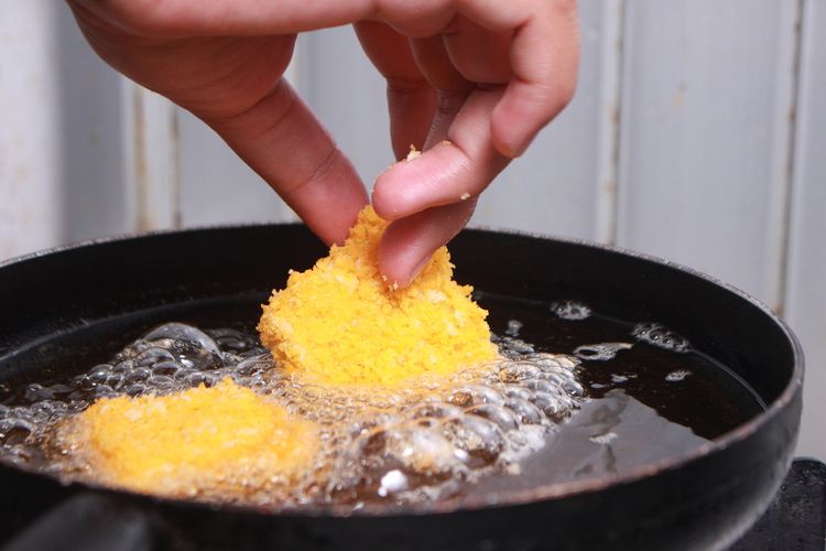 resep makanan murah, resep anak kos, resep masakan murah enak, resep masakan murah simple, resep masakan murah meriah tapi enak, resep hemat Rp 10 ribu, 10 Resep Makanan Serba Rp 10.000, Murah Enak Bikin Kenyang, 1. Nugget Indomie Goreng ala TikTok, 2. Mac and Cheese ala Film Home Alone, 3. Misro (Singkong Isi Gula Merah), 4. Jasuke (Jagung Susu Keju), 5. Oseng Sosis Anak Kos, 6. Bolu Pisang 3 Bahan, 7. Sambal Bawang Tanpa Minyak, 8. Telur Orak-arik Creamy, 9. Oreo Cake 3 Bahan, 10. Misro (Singkong Isi Gula Merah)