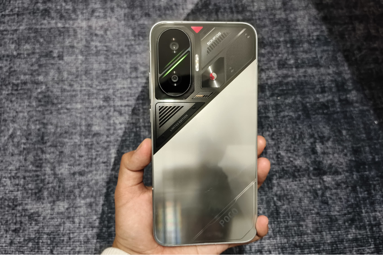 smartphone, Poco, Poco F7, unboxing, poco, Smartphone, Unboxing Poco F7, Unboxing dan Kesan Awal Genggam Poco F7 Cyber Silver Edition, Tak Ada Lagi Kamera, Kotak kemasan khas Poco, Isi kotak cukup lengkap, termasuk charger, Edisi spesial Cyber Silver Edition, Modul kamera baru, tanpa "boba" , Kesan pertama memegang Poco F7