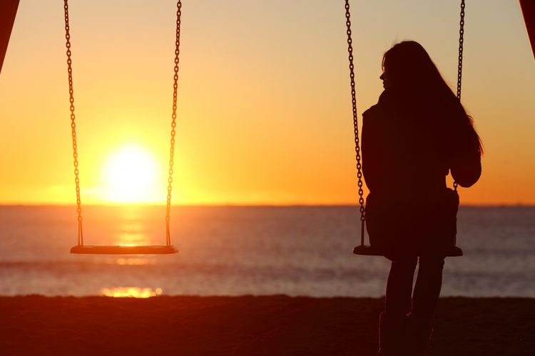 Olla Ramlan, proses berduka, stages of grief, Ibu olla ramlan, ibu olla ramlan meninggal, tahapan berduka, tahap berduka, Berkaca dari Olla Ramlan, Psikolog Ingatkan Stages of Grief Tak Selalu Linier, Stages of grief tidak selalu berjalan linier, Pemicu emosi bisa muncul kapan saja, Fokus pada dua hal penting saat berduka, Membiasakan diri dengan kehidupan yang berbeda, Berduka tidak punya deadline pasti
