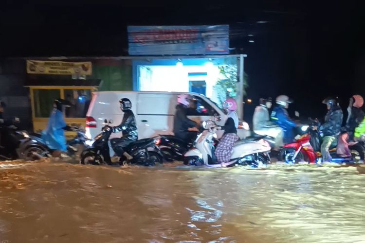Water Hammer, water hammer motor, nekat terjang banjir, risiko motor nekat terjang banjir, Nekat Terjang Banjir, Motor Bisa Kena Water Hammer