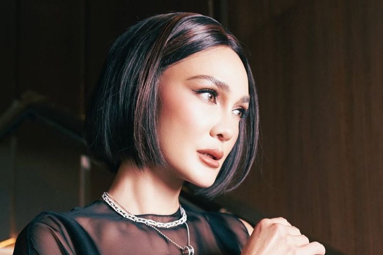 Luna Maya, Maxime Bouttier, outfit luna maya, gaun Luna Maya, fashion luna maya, gaya luna maya, gaya rambut luna maya sekarang, tampilan baru luna maya, Luna Maya Tampil dengan Rambut Pendek dan Dress Hitam, Elegan nan Mewah