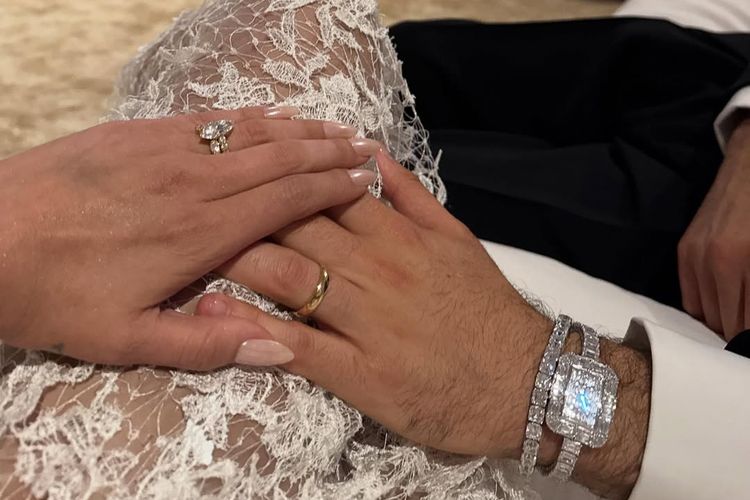 cincin tunangan, cincin pertunangan, cincin pernikahan, cincin tunangan di jari mana, cincin nikah, cincin nikah di jari mana, jari manis cincin nikah, cara pakai cincin nikah di jari mana, cara pakai cincin nikah, vein of love, Mengapa Cincin Pernikahan Dipakai di Jari Manis? Ini Arti dan Sejarahnya