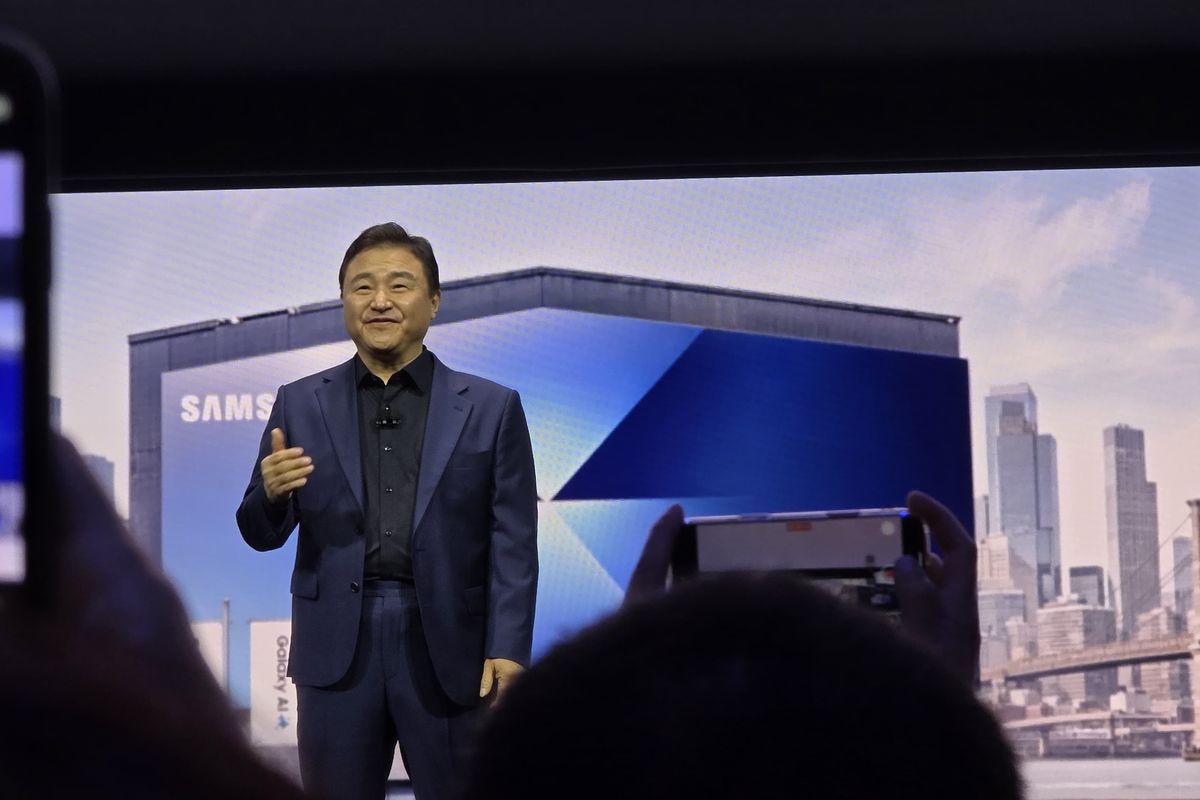 Samsung, TM Roh, ponsel layar lipat tiga, samsung g flex, Ponsel Layar Lipat Tiga Samsung Dipastikan Rilis Akhir 2025