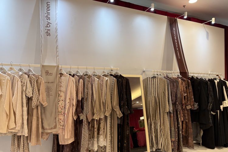 Zaskia Sungkar, Shireen Sungkar, abaya, Tren Baju Lebaran 2026 ala Zaskia dan Shireen Sungkar, Abaya Jadi Pilihan, Siluet longgar dan abaya jadi andalan, Cutting sederhana agar tetap praktis saat Lebaran, Burgundy dan warna pastel tetap diminati, Tantangan membaca tren di balik koleksi Ramadan