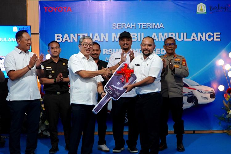 TMMIN, Toyota, Toyota Serahkan 3 Kijang Innova Ambulans
