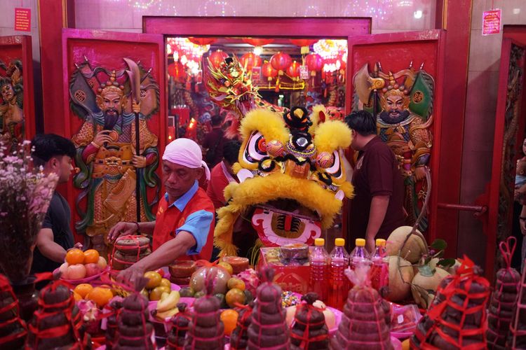 Festival Musim Semi, Tahun Kuda Api, Uniknya Perayaan Tahun Baru China 2026 di Seluruh Dunia, China dan tradisi mengusir Nian, Perayaan di Amerika dan Inggris, Tradisi di Asia, Makna Tahun Kuda Api