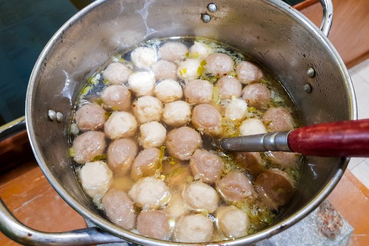 kuah bakso gurih, Racikan Bahan untuk Kuah Bakso yang Gurih Medok, Kuncinya di 1 Bahan Ini, Kenapa Kuah Bakso Sering Terasa Kurang Medok?, 1 Bahan Kunci Kuah Bakso Gurih Medok, Racikan Bahan Kuah Bakso, Cara Merebus Tulang agar Kuah Bersih dan Gurih, Cara Mengolah Bumbu agar Rasa Keluar Maksimal, Tips Memasak Kuah Bakso agar Tahan Lama, Cara Penyajian Kuah Bakso