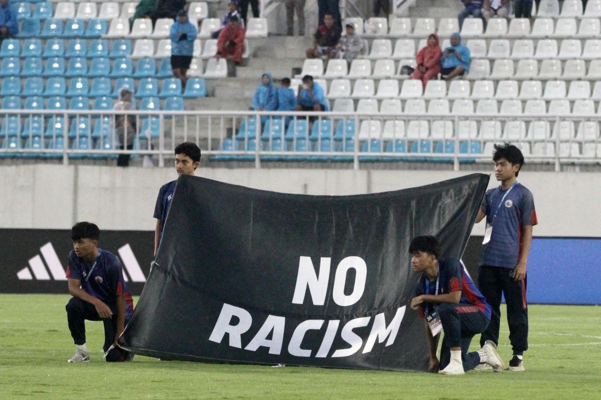 Malut United, tribun, rasis, Dugaan Rasialisme di Laga Arema FC vs Malut United, Penyakit di Sepak Bola