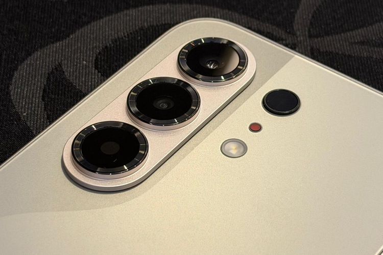 Tecno, Camon 50 Pro, Hands-on Tecno Camon 50 Pro 5G, HP Mid-range yang Enteng dan Elegan, Layar curved yang estetik dan sudut lengkung yang bikin nyaman, Melihat sisi-sisi lain, Layarnya juga "clean look", Spesifikasi Tecno Camon 50 Pro 5G, Harga Tecno Camon 50 Pro 5G di Indonesia