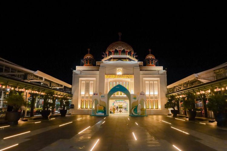 yogyakarta, Stasiun Tugu, stasiun tugu yogyakarta, Lebaran 2025, 5 Potret Wajah Baru Stasiun Tugu Yogyakarta Sambut Lebaran 2025, 1. Potret Stasiun Tugu Yogyakarta saat malam hari , 2. Potret Stasiun Tugu Yogyakarta saat siang hari, 3. Nuansa Idul Fitri yang kental, 4. Ornamen Lebaran di ruang tunggu, 5. Tulisan "Marhaban ya Ramadhan" di pintu masuk