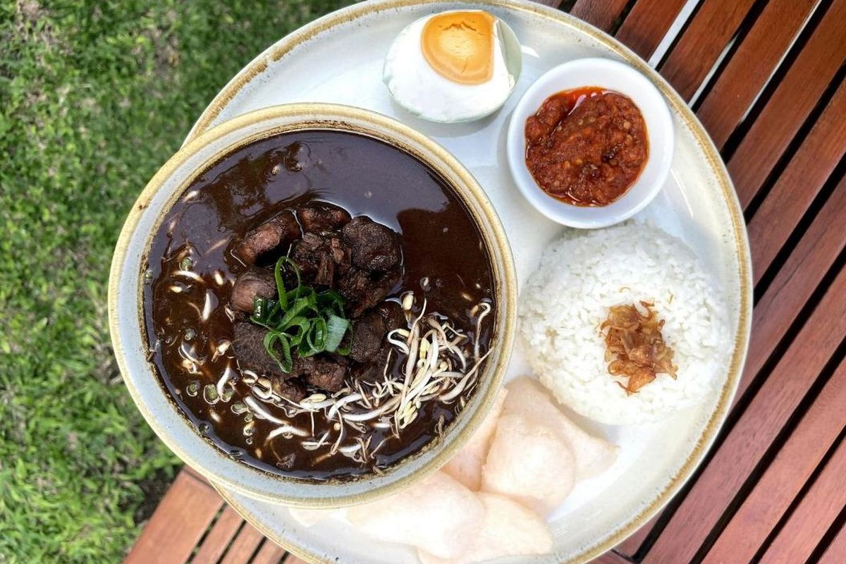 Stasiun Malang Kota Baru, Stasiun Kota Baru Malang, kuliner dekat Stasiun Malang, kuliner malang, tempat makan dekat Stasiun Malang, rawon Stasiun Malang, bakso Stasiun Malang, 8 Kuliner Dekat Stasiun Malang Kota Baru, Rawon hingga Bakso, 1. Depot Bang Leo, 2. Nasi Bhug Matirah, 3. Soto Basket Stasiun, 4. Bakso Priangan Mang Yayat, 5. Rawon Tessy, 6. Orem-orem ketupat Abah Syahri, 7. Nasgor Pak Dji, 8. Pasar Klojen