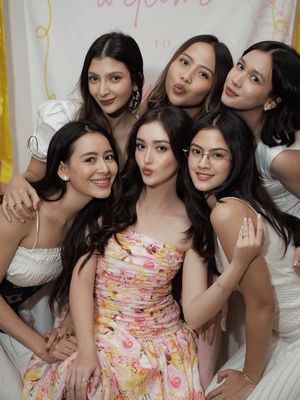Ranty Maria, 5 Gaya Busana Ranty Maria Saat Bridesmaid Proposal, Manis dan Feminin, 1. Floral dress bernuansa pastel, 2. Potongan dress yang memberi kesan jenjang, 3. Rambut panjang bergelombang natural, 4. Makeup soft glam yang menonjolkan wajah segar, 5. Aksesori minimalis sebagai pelengkap