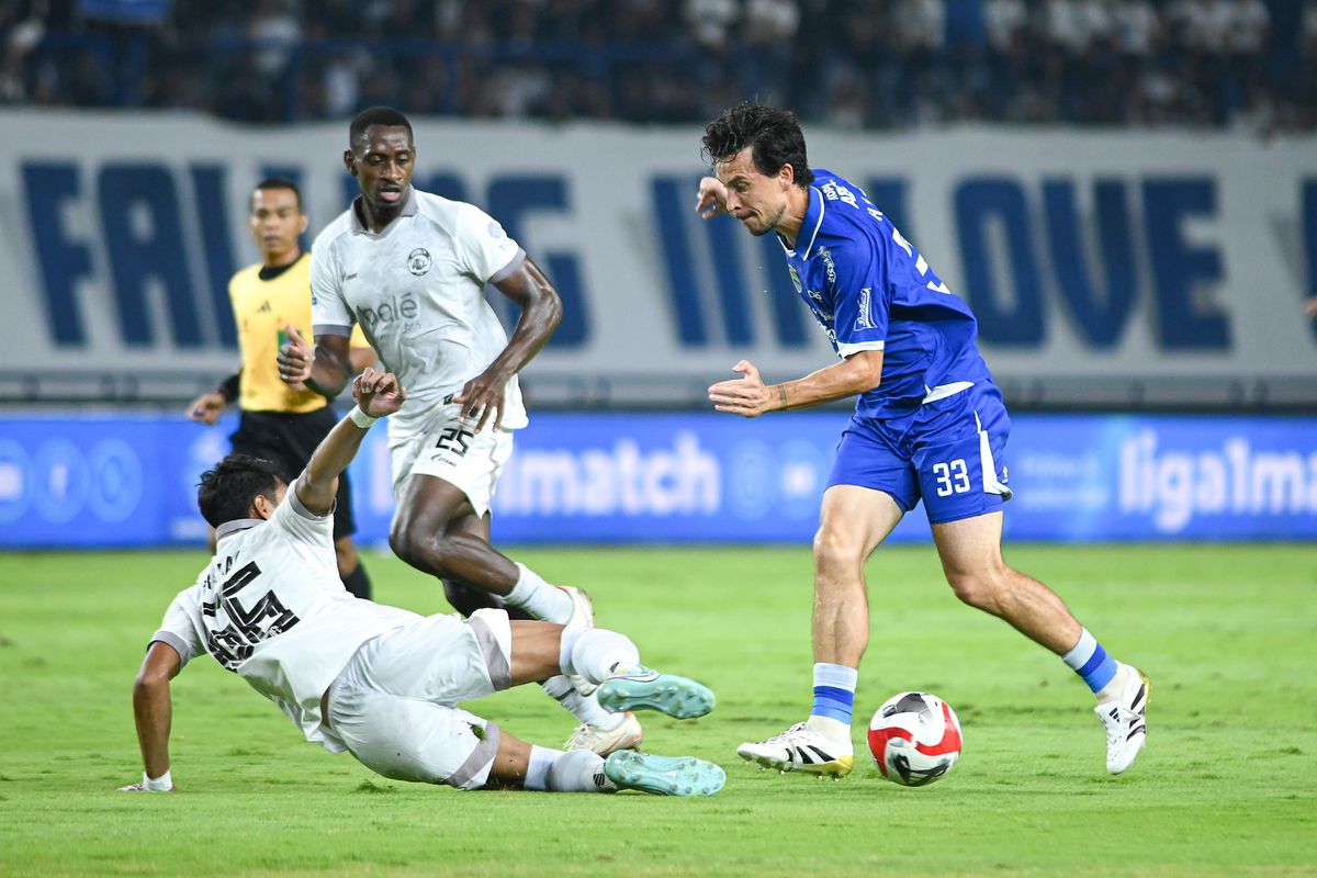 Bojan Hodak, kondisi lapangan, Ditahan Arema FC, Bojan Hodak Bahas Finishing Persib dan Keluhkan Kondisi Lapangan