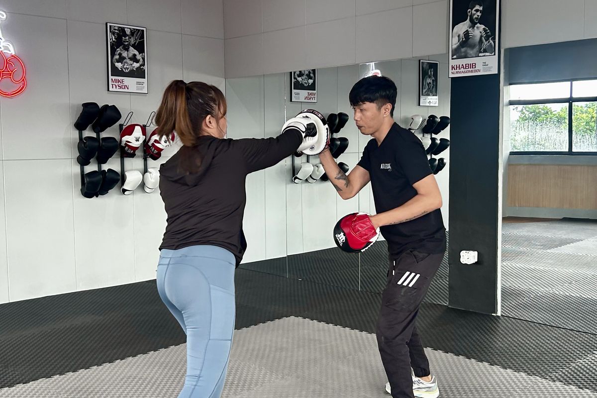 boxing, muay thai, Boxing, Muay Thai, Muay thai, perbedaan boxing dan muay thai, beda boxing dan muay thai, Sekilas Mirip, Kenali 4 Perbedaan Boxing dan Muay Thai, 1. Gerakan dasar, 2. Fokus gerak, 3. Penggunaan sepatu, 4. Teknik bertahan