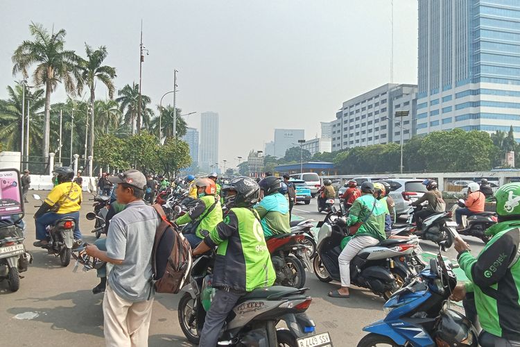 kesejahteraan pengemudi, aplikasi transportasi online, pengemudi transportasi daring, status kerja driver, Ketidakadilan Pengemudi Transportasi Daring di Indonesia