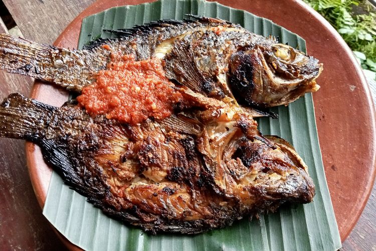 Resep Ikan Bakar Teflon, resep ikan bakar kecap, resep ikan bakar, bumbu ikan bakar, bumbu ikan bakar sederhana, resep ikan bakar agar bumbu meresap, Rahasia Bumbu Ikan Bakar Meresap Walau Hanya Dimasak di Teflon, Resep Bumbu Ikan Bakar, Pelengkap Sambal Cabai Hijau, Cara Membuat Ikan Bakar, Rahasia Bumbu Ikan Bakar Meresap Seenak Rumah Makan, 1. Gunakan Bumbu Halus Segar agar Meresap Sempurna, 2. Olesan Kecap dan Madu, Kunci Rasa Gurih Manisnya, 3. Gunakan Teflon untuk Versi Rumahan