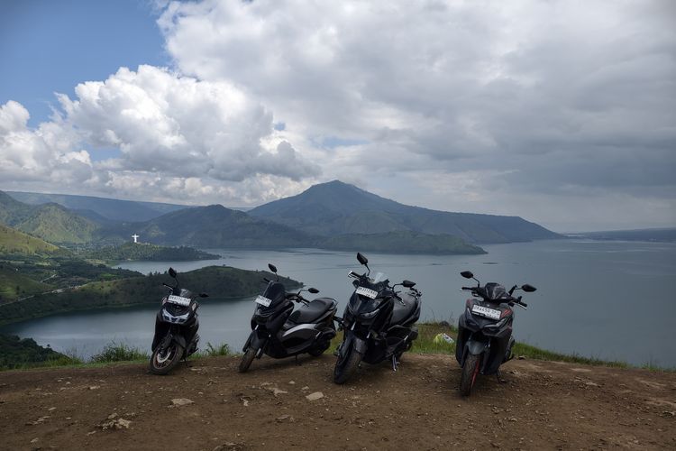 MAXI Tour Boemi Nusantara, Samosir, Toba, konsumsi BBM, NMAX, Yamaha NMAX Turbo, Uji Efisiensi Yamaha NMAX Turbo di Jalur Samosir, Bisa Tembus 42 Kpl, Hari Pertama: Menanjak ke Punggung Kaldera, Hari Kedua: Tanah Licin di Bukit Holbung, Hari Ketiga: Cruising Menuju Balige, Perbandingan dengan Metode Full to Full, Kesimpulan: Efisiensi di Tengah Performa