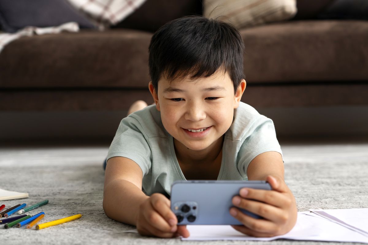 screen time, Kapan Anak Boleh Screen Time? Ini Cara Pendampingan yang Tepat Menurut Dokter, Batas Usia dan Durasi Screen Time, Pentingnya Pendampingan Saat Anak Menonton, Terapkan Aturan yang Konsisten, Siapkan Aktivitas Pengganti, Waspadai Kebiasaan TV Menyala Sepanjang Hari