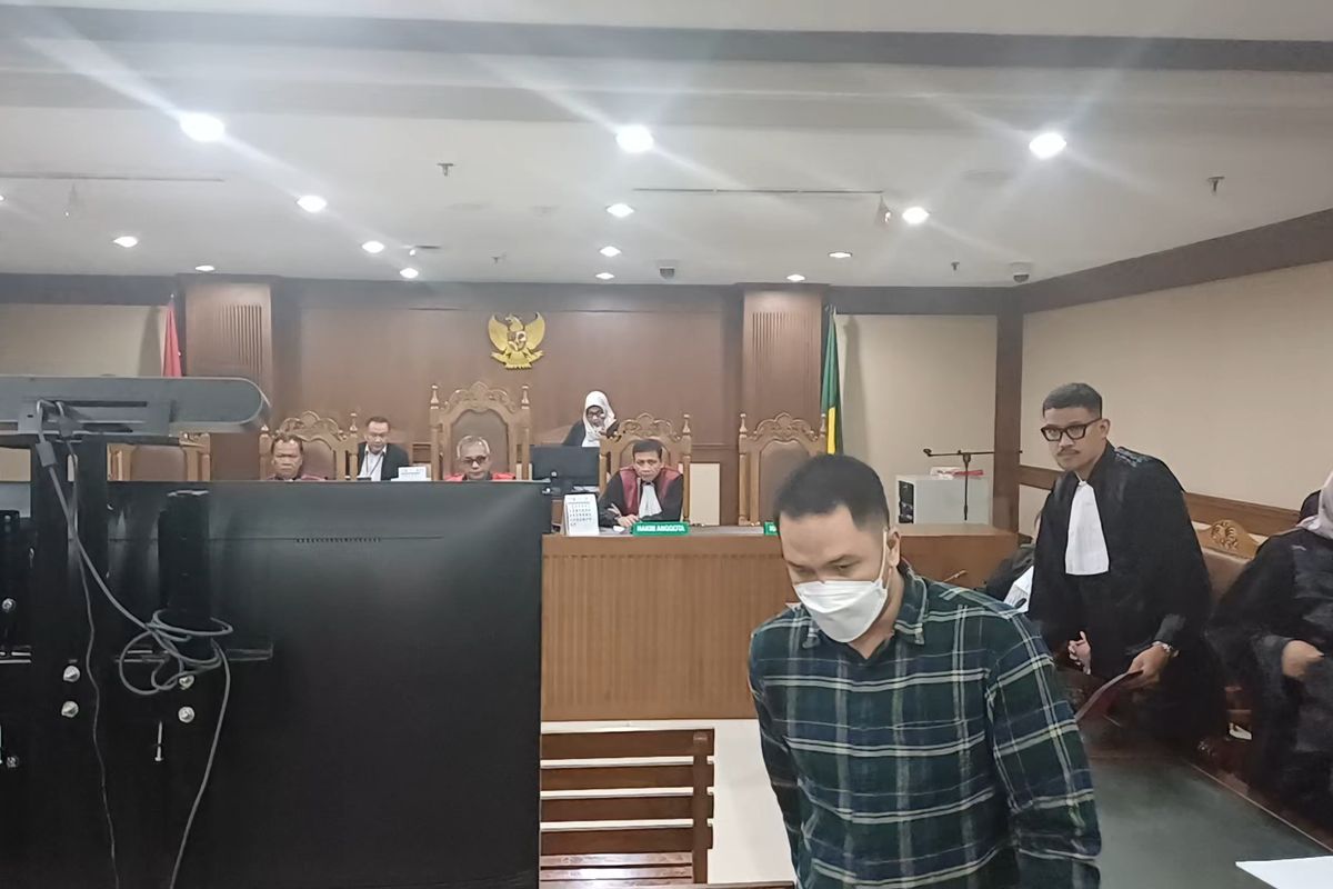 Jaksa, investasi bodong, Robot Trading, jaksa, jaksa Azam, Jaksa Azam, Robot trading, Jaksa Azam Akhmad, Jaksa Azam Divonis 7 Tahun Penjara, Transfer Rp 8 Miliar Hasil Korupsi ke Istri, Bilangnya, Rp 8 Miliar Ditransfer ke Istri, Disebut “Rezeki”, Uang Korupsi Dibagikan ke Sejumlah Pejabat Kejari Jakbar, Vonis Lebih Berat dari Tuntutan, Dua Pengacara Korban Ikut Terjerat