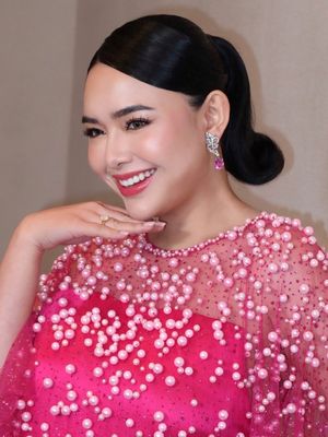 Amanda Manopo, film CAPER, 5 Style Amanda Manopo Pamerkan Baby Bump, Memukau Serba Pink, 1. Dress dan outer bertabur mutiara, 2. Statement boots yang berani, 3. Gaya rambut klasik, 4. Makeup flawless dengan sentuhan pinkish, 5. Aksesoris mewah sebagai pemanis