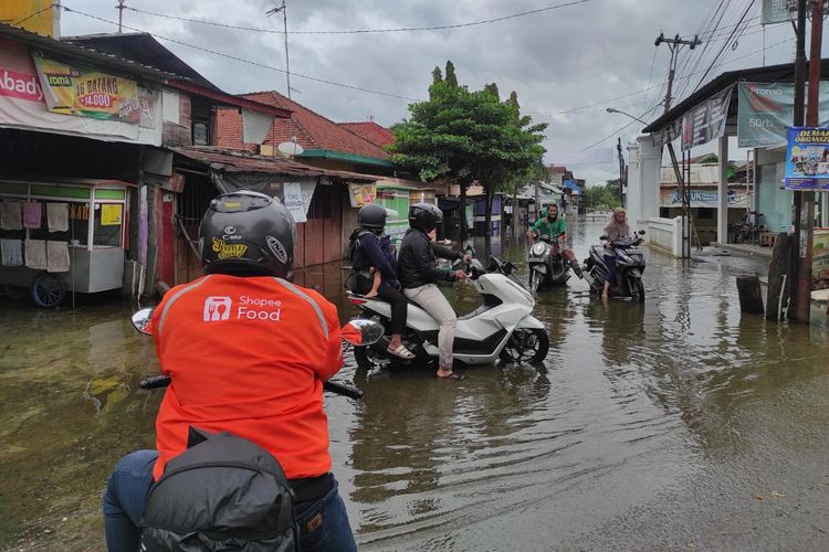 lubang, Motor Terperosok ke Got, Hati-hati Berkendara Saat Lewat Genangan