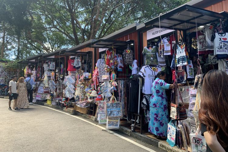 tempat wisata di malaysia, tempat wisata di malaysia yang wajib dikunjungi, tempat wisata di penang malaysia, daya tarik penang hill malaysia, wisata penang hill malaysia, 5 Daya Tarik Penang Hill Malaysia, Naik Kereta Kabel Tertinggi di Asia, 1. Naik Penang Hill Railway, 2. Berfoto di Skywalk, 4. Jajan makanan dan minuman, 5. Beli suvenir dan coba aktivitas lainnya
