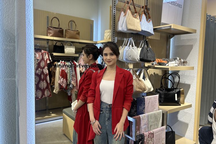 sneakers, Tissa Biani, kasual, kaos, gaya busana Tissa Biani, Fashion Tissa Biani, gaya tissa biani, Tissa Biani Ungkap Gaya Busana Andalan, Simpel dan Kasual 
