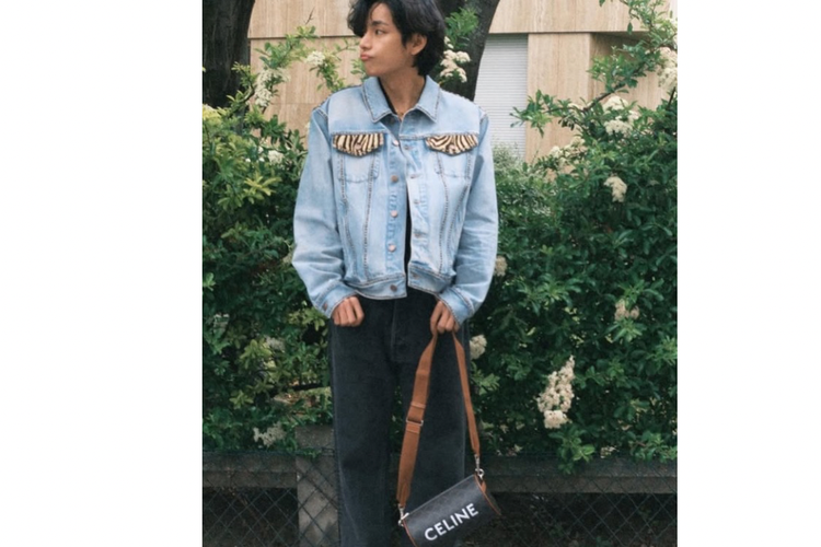 V BTS, V BTS wamil, kim tae hyung bts, kim tae hyung, v bts pulang wamil, v bts sekarang, ootd ala v bts, style v bts, outfit V BTS, ootd v bts, 5 Outfit V BTS yang Cool, Jadi Inspirasi OOTD, 1. Bold statement dengan warna kontras, 2. Casual pink outfit, 3. Street wear on denim, 4. Minimalist urban, 5. Vintage
