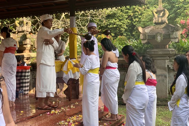 Melukat di TMII, Tradisi Melukat di TMII Diikuti 200 Peserta, Ini Makna dan Prosesnya