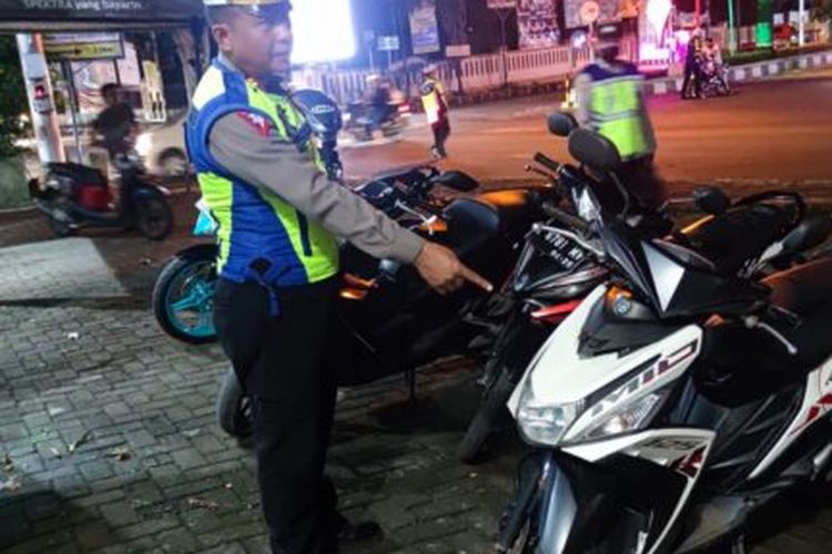pelat nomor, TNKB, motor tanpa pelat nomor, pengendara copot pelat nomor, fenomena copot pelat nomor, Banyak Pengendara Copot Pelat Nomor: Polisi Ungkap Alasannya