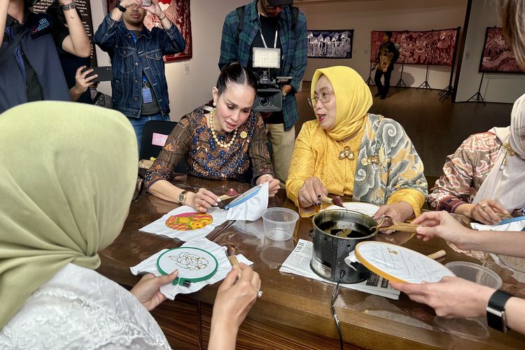 Loemongga Haoemasan, batik, generasi muda, Loemongga Haoemasan Ajak Generasi Muda Lestarikan Batik Lewat Fashion