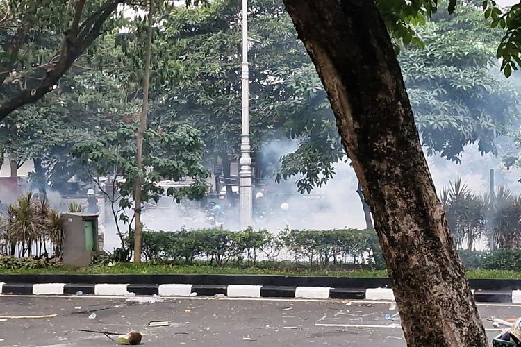 gas air mata, efek gas air mata, dampak gas air mata, apa dampak terkena gas air mata, gas air mata berbahaya, risiko gas air mata, Efek Jangka Panjang Paparan Gas Air Mata, Apa yang terjadi pada mata?, Gangguan pernapasan yang tidak boleh diabaikan, Risiko kulit dan sistem pencernaan, Bisa berdampak pada psikologis 