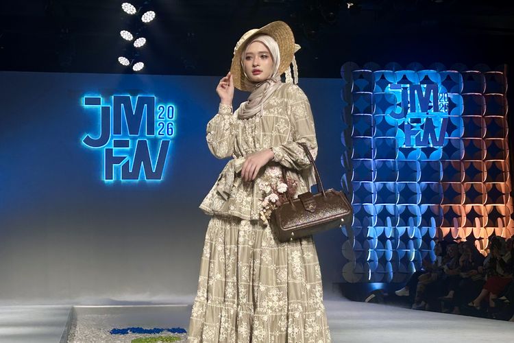 Ayu Dyah Andari, Inara Rusli, jfw 2026, penampilan Inara Rusli, Inara Rusli di Jakarta Modest Fashion Week 2026, outfit inara rusli, busana inara rusli, jakarta modest fashion week 2025, Outfit Inara Rusli di Jakarta Modest Fashion Week 2026, Anggun dan Feminin