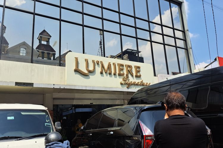 Ashanty, Lu'miere, Anang Hermansyah, ashanty tutup lumiere, toko kue ashanty, Tutup 15 Gerai Lu'miere, Ashanty: Aku Idealis soal Kualitas, Kualitas Produk Jadi Sorotan, Dampak Penutupan Lu'miere, Rintis Usaha Bakmi Ayam dan Es Campur, Tekanan Psikologis dan Rencana ke Depan