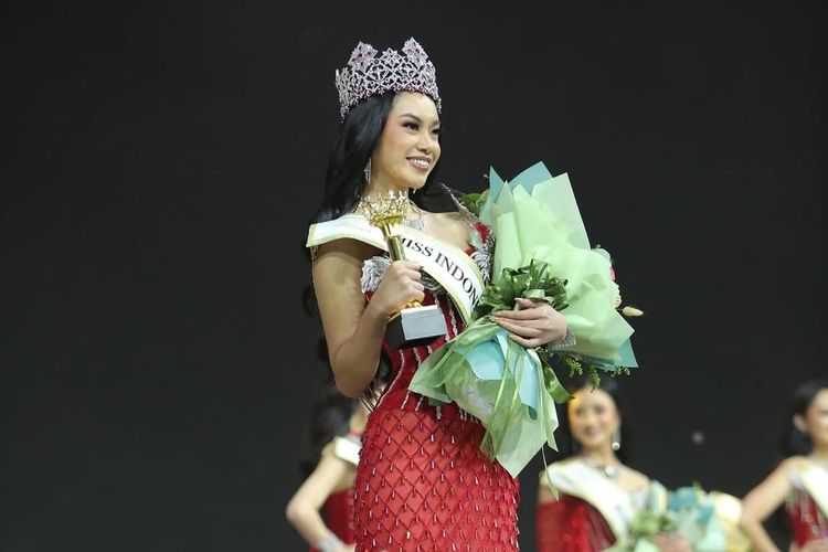 Audrey Bianca, Miss Indonesia, Miss Indonesia 2025, Mahkota Miss Indonesia 2025, mahkota miss Indonesia 2025, audrey bianca, pemenang miss indonesia 2025, juara miss Indonesia 2025, Pemenang miss indonesia 2025 winner, 5 Gaya Audrey Bianca, Juara Miss Indonesia 2025, 1. Gaun merah penuh payet, 2. Mahkota dan selempang, 3. Mahkota Miss Indonesia 2025 terinspirasi dari batik kawung, 4. Makeup flawless fokus pada mata, 5. High heels silver