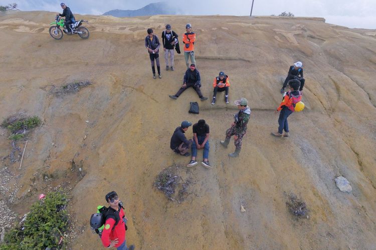 Gunung Ijen, blue fire, Belajar dari Kasus Pendaki Hilang, Guide Profesional Ungkap Titik Rawan Disorientasi di Gunung Ijen, Kronologi Hilangnya Korban, Proses Evakuasi di Medan Berat, Ramah Pemula, tapi Menjebak di Titik "Sunrise", Aturan Ketat: Jangan Sendirian, Termasuk Saat Buang Hajat
