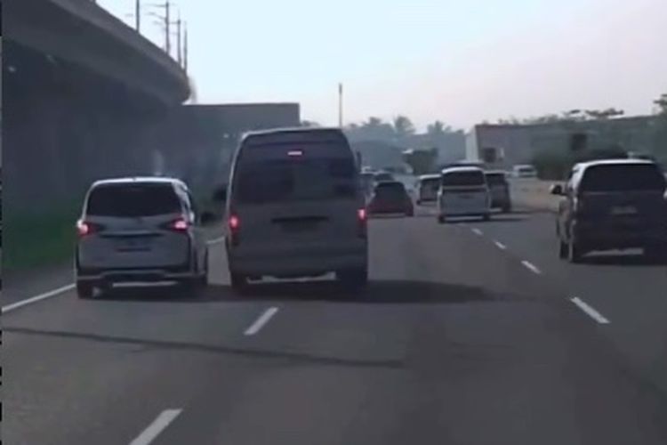 Toyota Sienta, Hiace, keselamatan berkendara, Viral Insiden Tol Padaleunyi: Sopir Travel Diduga Lakukan Manuver Berbahaya Pepet Sienta