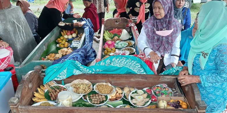 Islam Kejawen, Nyadran, ziarah kubur, Mengenal Nyadran, Tradisi Islam Kejawen Menyambut Ramadan, Sejarah, dan Maknanya, Sejarah dan Akulturasi Budaya, Rangkaian Ritual Nyadran: Dari Besik hingga Kenduri, Dimensi Spiritual dan Sosial, Adaptasi Nyadran di Era Modern