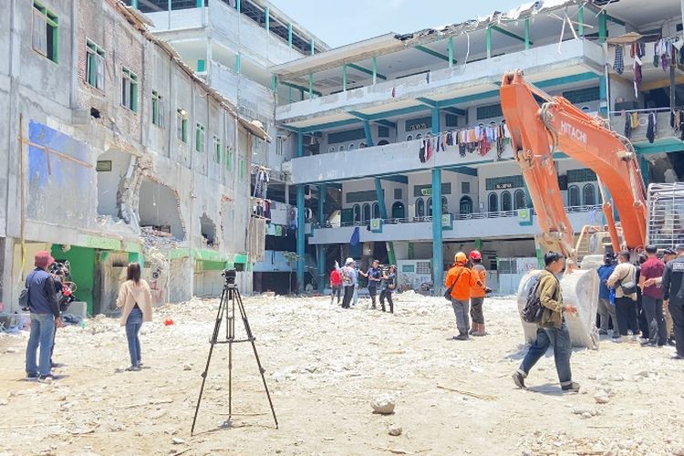 Cak Imin, musala Ponpes Al Khoziny ambruk, ponpes al khonizy, ponpes al khonizy ambruk, ponpes al khonizy sidoarjo, Ponpes Al Khoziny Roboh, Cak Imin: Pesantren Berusia 125 Tahun Tak Disertai Perencanaan yang Memadai, Tiga Faktor Utama Penyebab Bangunan Pesantren Rawan Roboh, Pemerintah Bakal Prioritaskan Pesantren Berusia di Atas 100 Tahun, Evaluasi Nasional Bangunan Pesantren dan Rumah Ibadah, Komitmen Pemerintah: Lindungi Pesantren dari Risiko Fisik