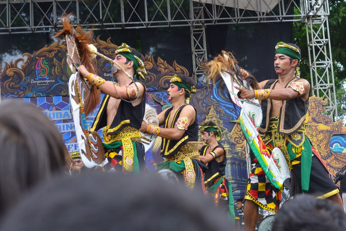 Banjarnegara, Keramaian pada Perayaan Hari Jadi ke-445 Banjarnegara, Dipadati 150.000 Orang, Kirab Panji Daerah jadi pembuka meriah, Atraksi budaya, permainan anak, hingga gunungan, Dampak sosial budaya, hingga ekonomi, Harapan untuk acara mendatang
