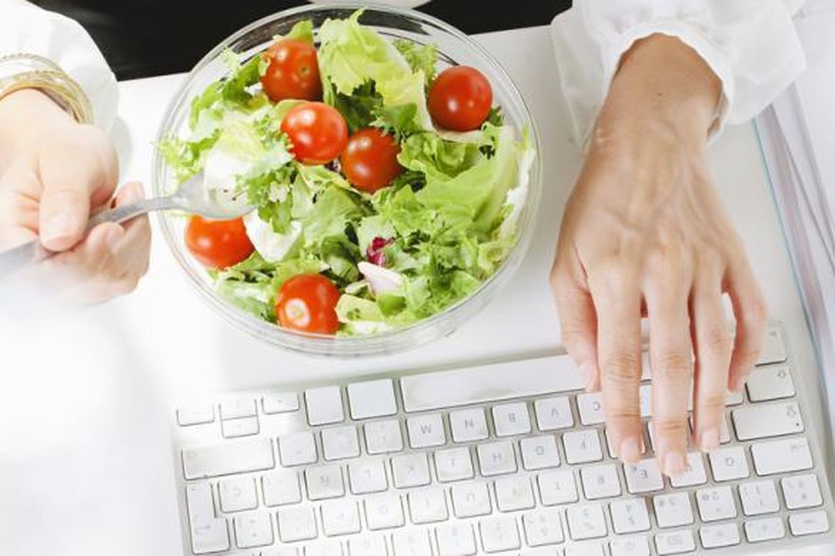 diet sehat, tips diet untuk orang sibuk, tips diet sehat untuk pekerja, diet untuk pekerja kantoran, diet untuk orang sibuk, 4 Tips Diet Sehat untuk Orang Sibuk, Tetap Langsing Tanpa Repot, 1. Rencanakan belanja dan persiapan makanan, 2. Pilih makanan sehat saat makan di luar, 3. Konsumsi makanan sehat setiap hari, 4. Camilan sehat untuk orang sibuk