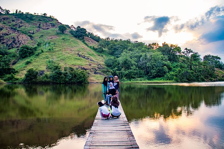 1. Jembatan Kaca Waduk Gajah Mungkur, 2. Telaga Claket, 3. Candi Muncar, 4. Bukit Dewa-Dewi, 5. Soko Langit, 6. Goa Resi, 7. Air Terjun Girimanik, 8. Bukit Cumbri, 9. Istana Parnaraya, 10. Pantai Nampu, 11. Pantai Klotok