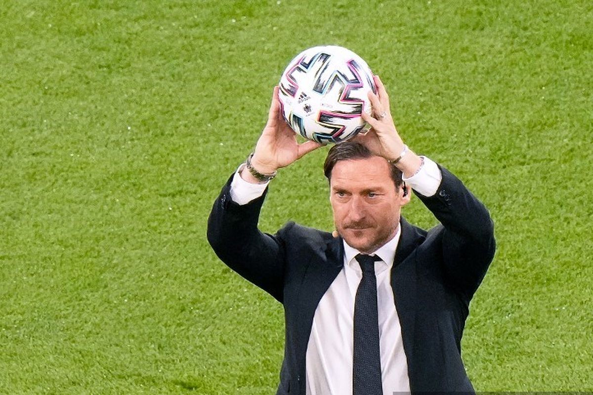 Claudio Ranieri, Gian Piero Gasperini, Roma, AS Roma, Konflik Gasperini-Ranieri Membuat Kembalinya Totti ke Roma Tertunda
