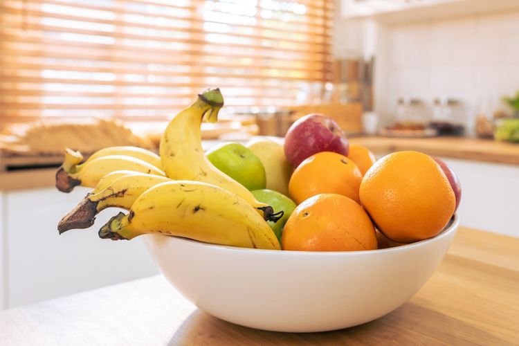 5 Kebiasaan Makan Malam yang Bikin Perut Begah Saat Bangun Tidur, 1. Makan terlalu larut dengan porsi karbohidrat besar, 2. Konsumsi makanan manis berlebihan, 3. Porsi protein yang terlalu banyak, 4. Mengonsumsi buah dalam jumlah besar, 5. Minuman yang memicu gangguan tidur