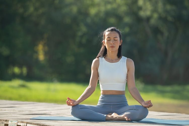 cara mengelola stres, siklus menstruasi, mengelola stres, stres, tips mengelola stres, stres mempengaruhi haid, tips mencegah stres agar siklus menstruasi teratur, pengaruh stres terhadap menstruasi, 5 Cara Mengelola Stres agar Siklus Menstruasi Teratur Menurut Pakar, 1. Luangkan waktu untuk hobi, 2. Rutin bergerak dan berolahraga, 3. Jadikan relaksasi sebagai rutinitas, 4. Atur pola tidur dan istirahat, 5. Jangan ragu untuk mencari dukungan