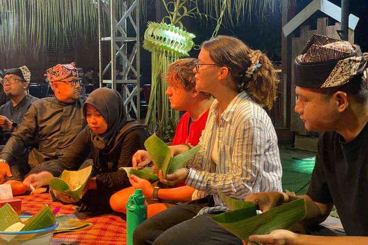 Festival Kopi Sepuluh Ewu, desa wisata osing kemiren, desa wisata osing banyuwangi, kopi sepuluh ewu banyuwangi, kapan festival kopi sepuluh ewu, Festival Kopi Sepuluh Ewu, Ngopi Gratis 8 November 2025