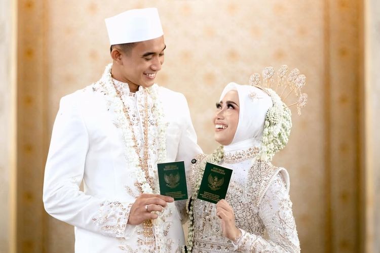 Sendy Aulia, Timnas Indonesia, persija, rizky ridho menikah, rizky ridho persija, sendy aulia, rizky ridho timnas menikah, rizky ridho ramadhani menikah, Rizky Ridho dan Sendy Aulia Menikah, Pakai Busana Tradisional Jawa Bernuansa Islami